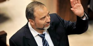 Удар портфелем: что последует за отставкой министра обороны Израиля