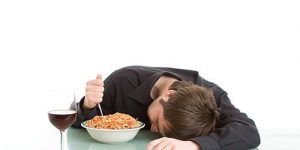 Недосыпание делает нездоровую пищу более привлекательной