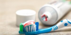 Рвотный рефлекс при чистке зубов — причины. Как выбрать зубную щетку и пасту