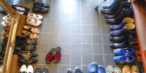 «Неподконтрольная» ситуация: Борьба с огромным количеством обуви в прихожей, и что говорит об этом Библия