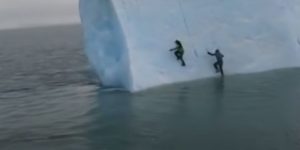 В Арктике перевернулся айсберг вместе с исследователями