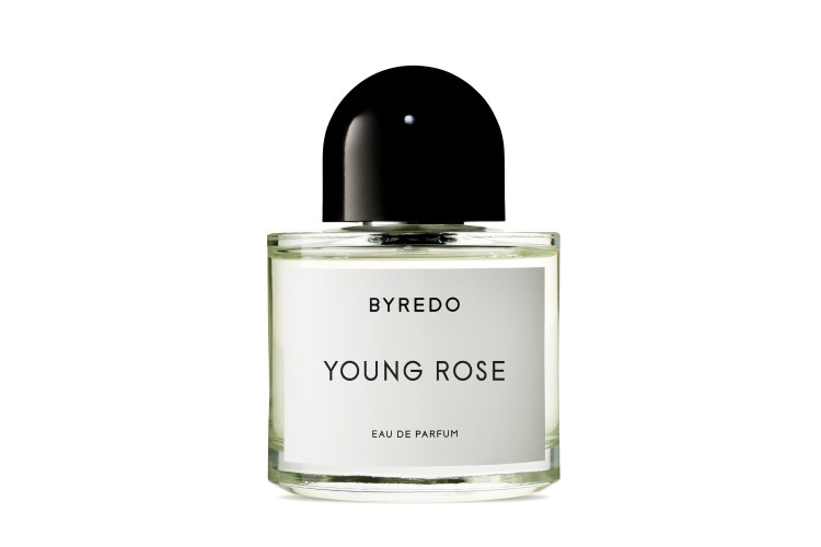 Цветочный древесно-мускусный аромат Young Rose, Byredo, с нотами амбретты, сычуанского перца, дамасской розы, ириса и мускуса, 24 750 руб. (molecule.ru)