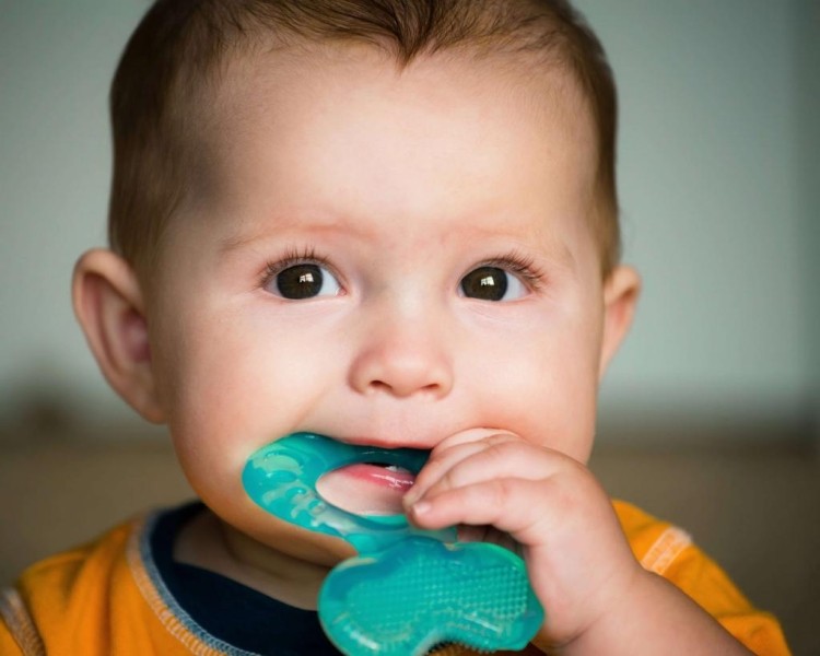 Порядок прорезывания зубов у детей до года: последовательность, сроки и симптомы