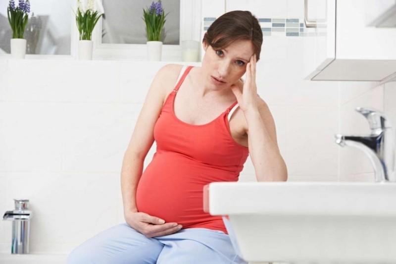 Жидкий стул при беременности во втором триместре: причины, методы лечения, препараты, диета