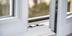 Установка ограничителей на пластиковые окна: особенности установки, степень защиты, отзывы