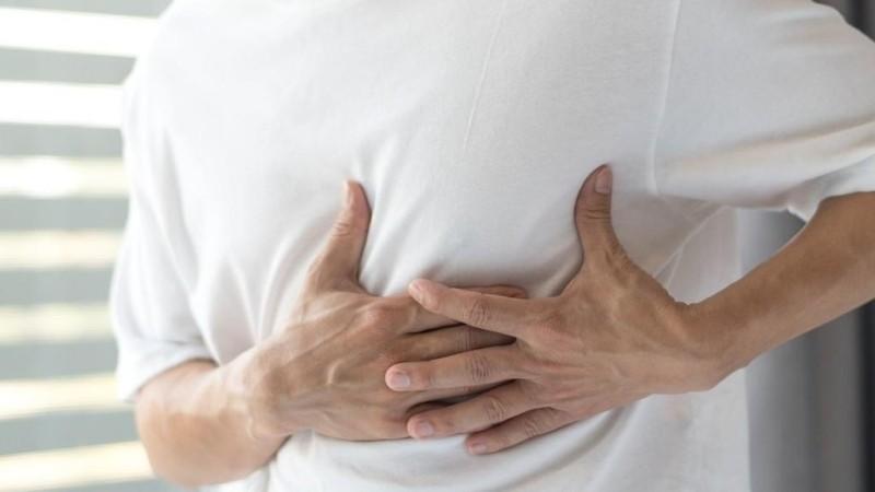 Резкая боль в грудной клетке: что это может означать?