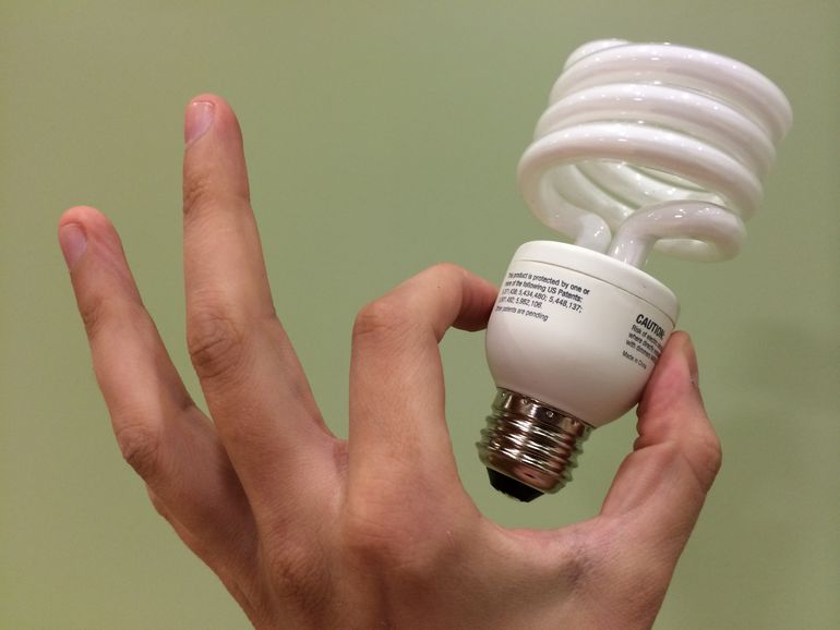 Разбилась энергосберегающая лампочка: первые действия и утилизация